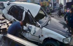 Sedan Tabrak Trotoar dan Terguling Kagetkan Pengunjung PTC Mal Palembang 