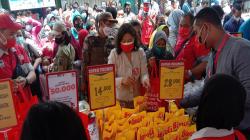 Operasi Pasar Minyak Goreng di Salatiga Diserbu Ratusan Warga 