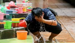 Melihat Ritual Mandi dengan Air 7 Sumur, Dipercaya Mendatangkan Rezeki dan Jodoh