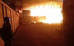 Kebakaran Hebat Hanguskan Gudang Makanan Ringan di Bogor, Petugas Berjibaku 4 Jam Padamkan Api<