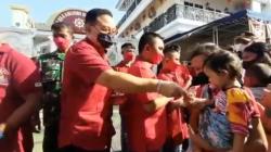 Warga Bandarlampung Rela Antre Berjam-jam untuk Dapat Angpao
