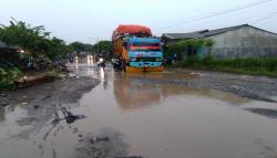 Jalan ke TPA Sarimukti KBB Rusak Parah, Warga Ancam Tutup Akses<