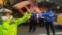 Tangki Hantam Dump Truk di Tol Cikampek Karawang,  Sopir Luka Berat