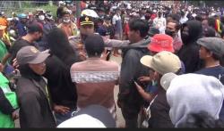 Blokir Jalur Pantura, Ribuan Nelayan di Tegal Bersitegang dengan Polisi