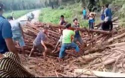 Remaja di PALI Tewas Tertimpa Kayu Muatan Truk Rem Blong  