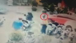 Viral Video Bocah 3 Tahun Masuk Kolong Mobil di Tasikmalaya
