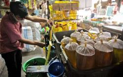 ID Food Distribusikan 57,5 Ton Minyak Goreng ke Pasar Tradisional di Jakarta dan Bandung 