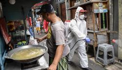 Permukiman Padat Penduduk Jakarta Disemprot Cairan Disinfektan