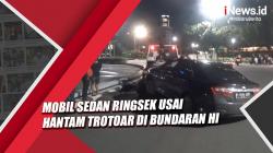 Mobil Sedan Ringsek usai Hantam Trotoar di Bundaran HI Jakarta