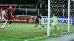 Kumpulan Momen lucu Sepak Bola Liga 1, Ada Insiden Sepatu Lepas