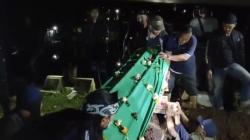 Jenazah Guru SDN Tilil Korban Pembunuhan Dimakamkan di TPU Cikutra<