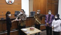 Peringati HPN 2022, Pimpinan KPK Potong Kue bersama Wartawan