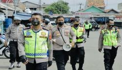 Polisi Sisir Tempat Keramaian Karawang, Ingatkan Warga Pakai Masker 