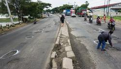 Aksi Warga Pekalongan Tandai Jalan Pantura yang Berlubang dengan Cat