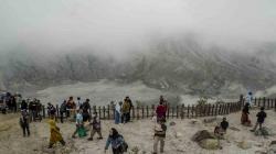 Gunung Tangkuban Parahu Semburkan Asap Solfatara dari Kawah Baru