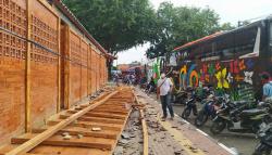 Brak! Kanopi Shelter PKL Alun-alun Sangkala Buana Cirebon Ambruk <