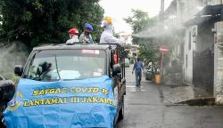 Lantamal III TNI AL Semprot Perumahan Warga dengan Cairan Disinfektan