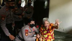 Momen Haru Polwan Polda Jateng Bagikan Bunga kepada Lansia Panti Wredha Harapan Ibu