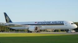 Pesawat Singapore Airlines Keluarkan Asap Putih saat Mendarat, Landasan Pacu Bandara Ditutup