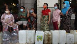 Antrean Pedagang Beli Minyak Goreng Curah Seharga Rp10.500 per Liter