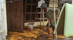 Seragam Hanyut, Anak-anak Korban Banjir di Sukabumi Tak Bisa Sekolah 