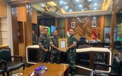 KSAD Beri Penghargaan kepada Serma Junaedi yang Bekuk Pelaku Curanmor di Majalengka<