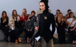 Geram Larangan Jilbab, Bella Hadid: Itu Membuatku Marah