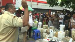 Puluhan Pedagang di Semarang Serbu Operasi Pasar Minyak Goreng