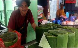 Produsen Tahu Tempe Mogok Produksi, Pedagang Ini Beralih Jualan Daun Pisang