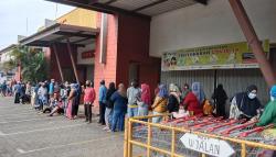 Kejar Selisih Harga Murah, Warga Bandung Rela Antre Minyak Goreng Berjam-jam <