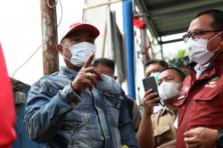  Pria Ini Nekat Terobos Pengawal Risma untuk Adukan Dugaan Penyelewengan Bansos