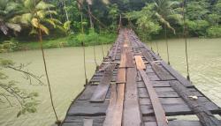 Jembatan Gantung Sungai Cibugel Sukabumi Rusak Parah, Bahayakan Pelintas<