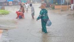 Protes Jalan Rusak, Warga Ujunggenteng Sukabumi Tebar Ikan di Kubangan 