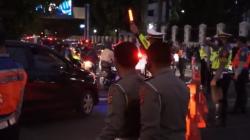 Malam Minggu di Kota Bandung, Petugas Sekat Ruas Jalan Asia Afrika dan Braga<