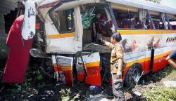 Penampakan Bus Pariwisata Hancur Tertabrak Kereta, 5 Penumpang Tewas