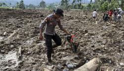 Tim SAR Gabungan Cari Korban Longsor di Pasaman