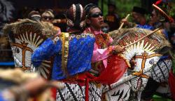 Aksi Tari Kuda Lumping Turgo Lereng Gunung Merapi