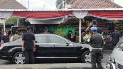 Presiden Jokowi Ikut Antarkan Jenazah Pamannya, Miyono ke Peristirahatan Terakhir 