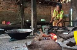 Perjalanan Mbah Tumi, 50 Tahun Tekuni Usaha Produksi Minyak Klentik<