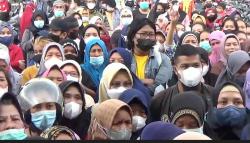 Warga di Makassar Rela Berdesak-desakan Selama Satu Jam demi Minyak Goreng Murah<