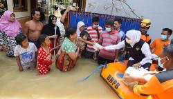 Khofifah Naik Perahu Karet Cek Kondisi Korban Banjir di Pamekasan