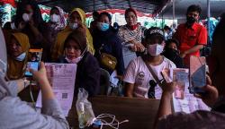 Warga Palembang Membeludak Cairkan Dana Bansos Rp600.000