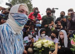 Menangis di Makam Adjie Massaid, Angelina Sondakh: Aku Minta Maaf Meninggalkan Anak-Anak