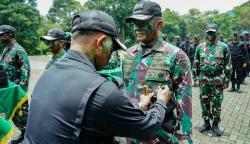 Pangkostrad Letjen Maruli Terima Brevet Intai Tempur<