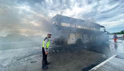 Bus Pariwisata Hangus Terbakar di Tol Pandaan Pasuruan