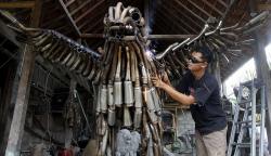 Instalasi Burung Garuda Raksasa Terbuat dari Knalpot Brong Sitaan Polisi