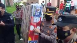 Abah Uwon yang Viral di Medsos Dapat Kasur dan Sembako dari Kapolresta Bandung<