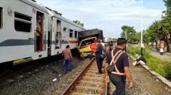 Kereta Api Bertumbukan dengan Truk di Lamongan, Masinis Terluka