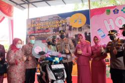 Semangati Warga Rohil Divaksin, Kapolda Riau Berikan Hadiah Sembako hingga Motor
