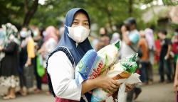 Warga Rela Antre Beli Bahan Pangan Bersubsidi di RPTRA Jakarta